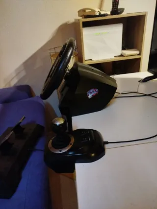 Volante Fer-Tec con pedales para consolas modernas