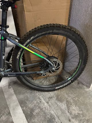 Bicicleta de montaña gris