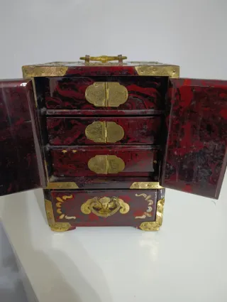 Antico scrigno portagioie con intarsi