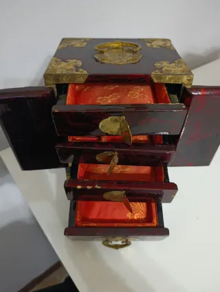 Antico scrigno portagioie con intarsi