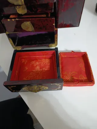 Antico scrigno portagioie con intarsi