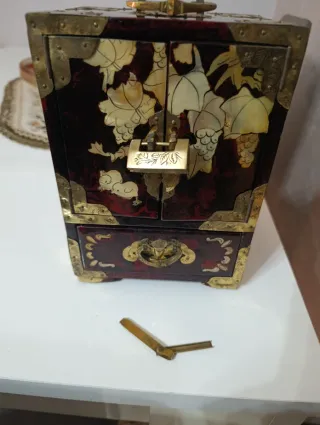 Antico scrigno portagioie con intarsi