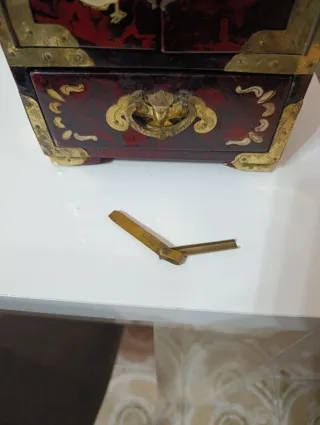 Antico scrigno portagioie con intarsi