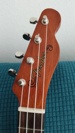 Ukelele Tenor Fender con Funda Negra