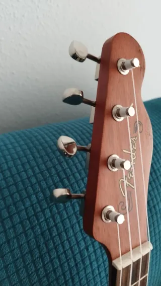 Ukelele Tenor Fender con Funda Negra