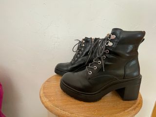 Botín negro con cordones y cremallera