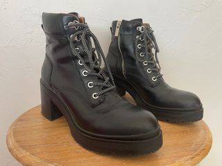 Botín negro con cordones y cremallera