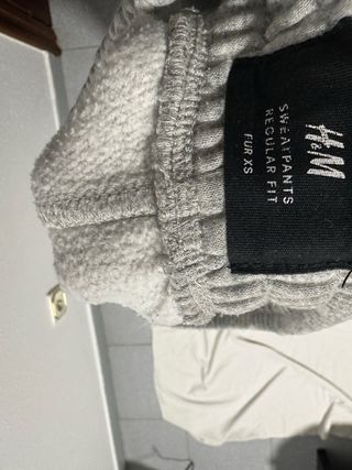 Pantalones deportivos grises