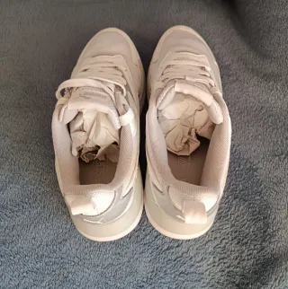 Zapatillas deportivas Puma blancas y plateadas