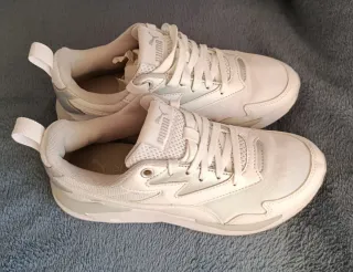 Zapatillas deportivas Puma blancas y plateadas