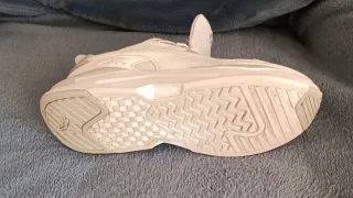 Zapatillas deportivas Puma blancas y plateadas