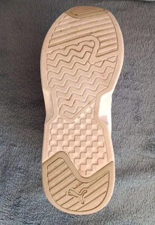 Zapatillas deportivas Puma blancas y plateadas