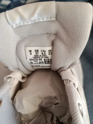 Zapatillas deportivas Puma blancas y plateadas