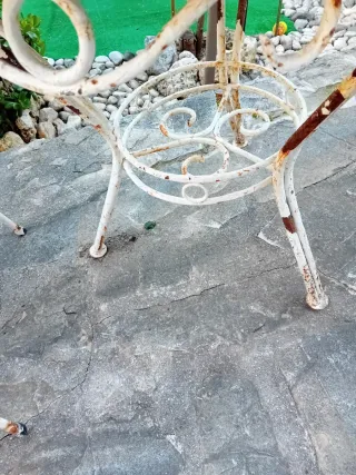 Mesa de piedra y 2 sillas de jardín