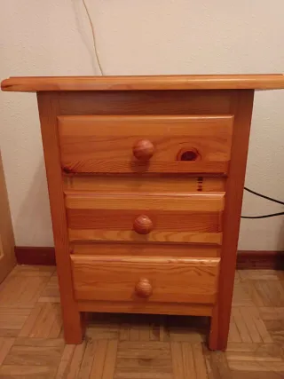 Cómoda de pino con mesita y cabecero