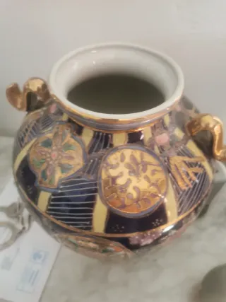 Jarrón de cerámica con asas y detalles dorados