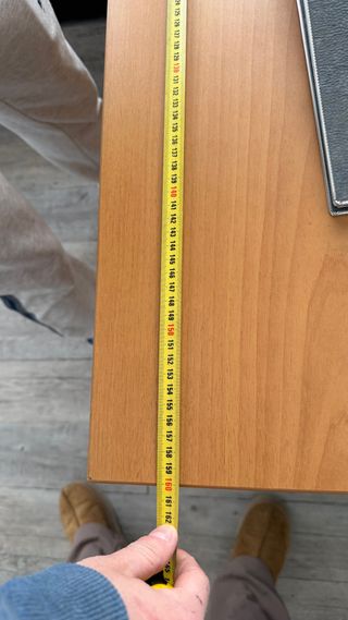 Mesa de oficina y silla