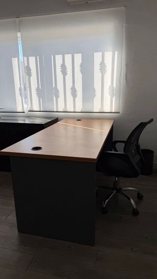 Mesa de oficina y silla