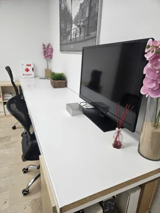 Mesas de oficina blancas. En perfecto estado.