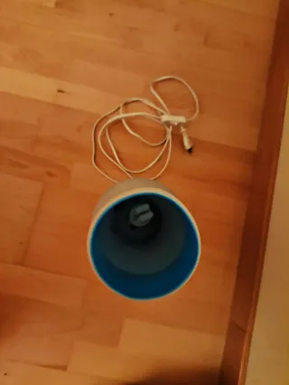 Lámpara de mesa Ikea azul y blanca