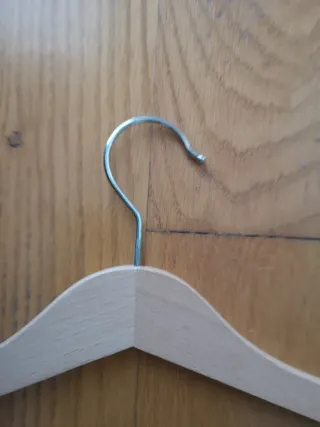 Lote 28 perchas madera niño