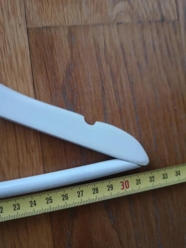 Lote 28 perchas madera niño