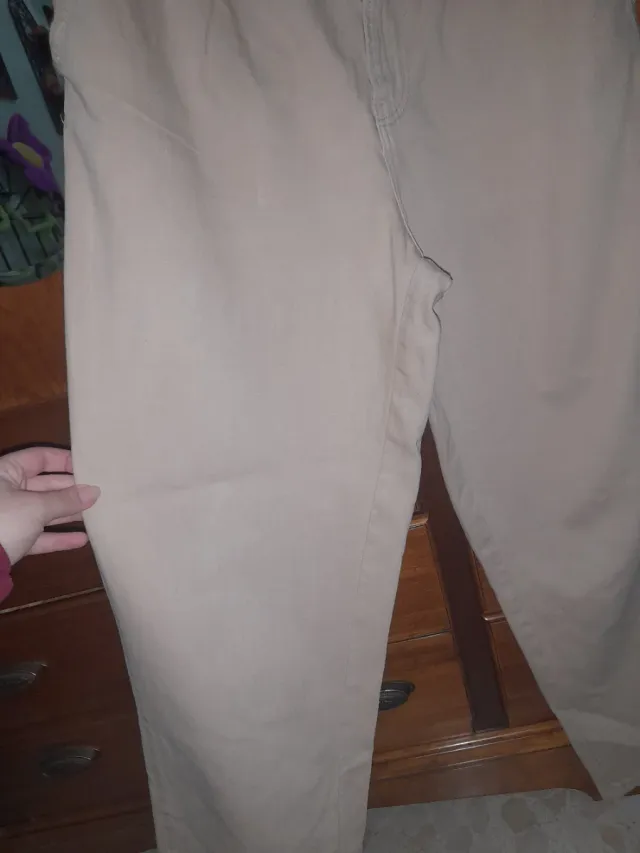 Pantalón beige Stradivarius