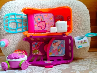 The Bellies Resort Spa con nevera y Muñeca Bonnie