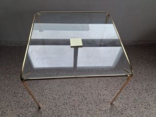 Mesa auxiliar cristal y metal dorado
