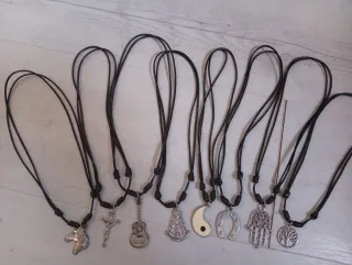 Collares con colgantes variados