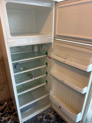 Frigorífico blanco con congelador