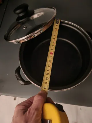 Juego de 3 cazuelas pequeñas con tapa y un cazo