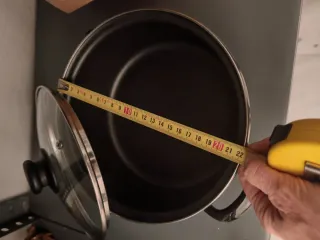 Juego de 3 cazuelas pequeñas con tapa y un cazo