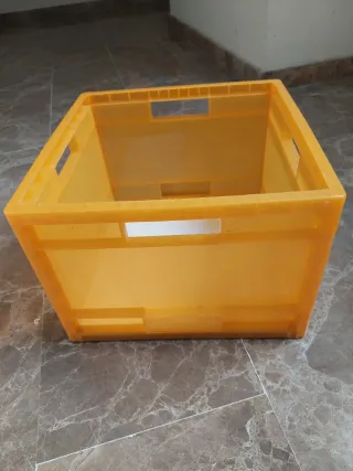 Caja de plástico naranja Ikea. 38x38x26alto
