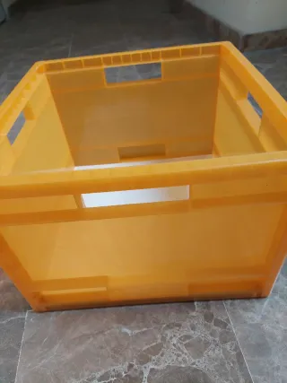 Caja de plástico naranja Ikea. 38x38x26alto