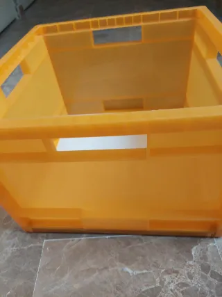 Caja de plástico naranja Ikea. 38x38x26alto