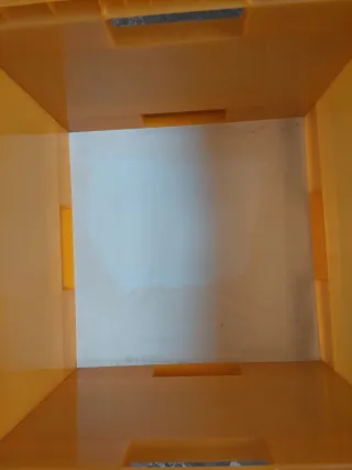 Caja de plástico naranja Ikea. 38x38x26alto