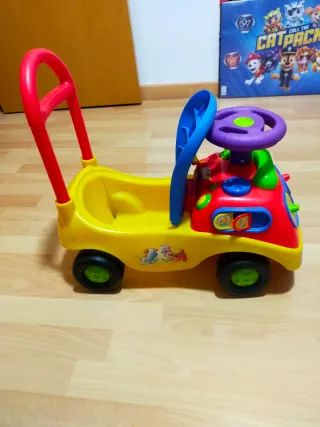 Correpasillos infantil con volante y asa