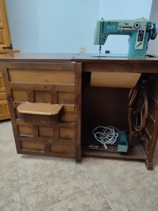 Máquina de coser antigua con mueble