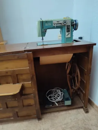 Máquina de coser antigua con mueble