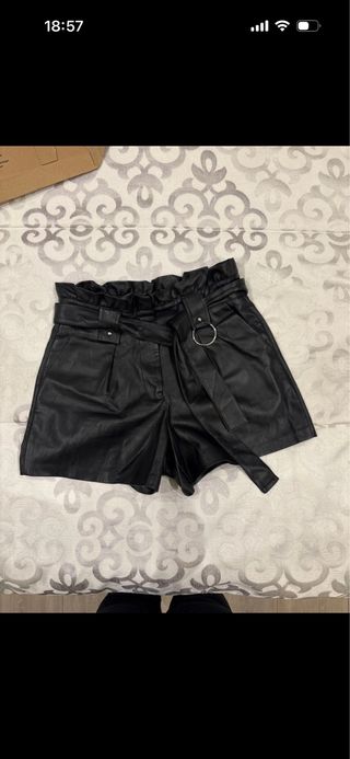 Pantalón corto polipiel negro