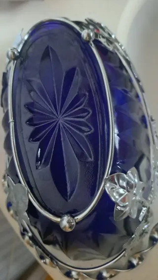 Cesta de cristal azul con detalles plateados