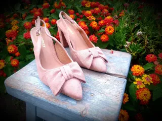 Zapatos de tacón rosa con lazo