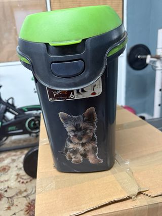 Comedero para perros gris y verde