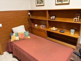Cama individual con cabecero y estantería