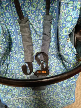 Carrito de bebé con funda impermeable