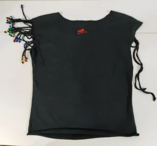 Original camiseta de verano. Escote con adornos.