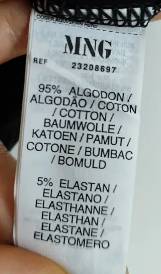 Original camiseta de verano. Escote con adornos.