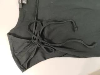 Original camiseta de verano. Escote con adornos.