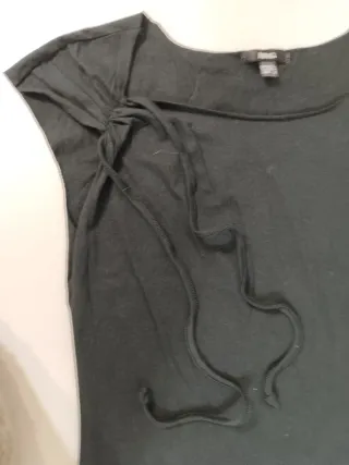 Original camiseta de verano. Escote con adornos.